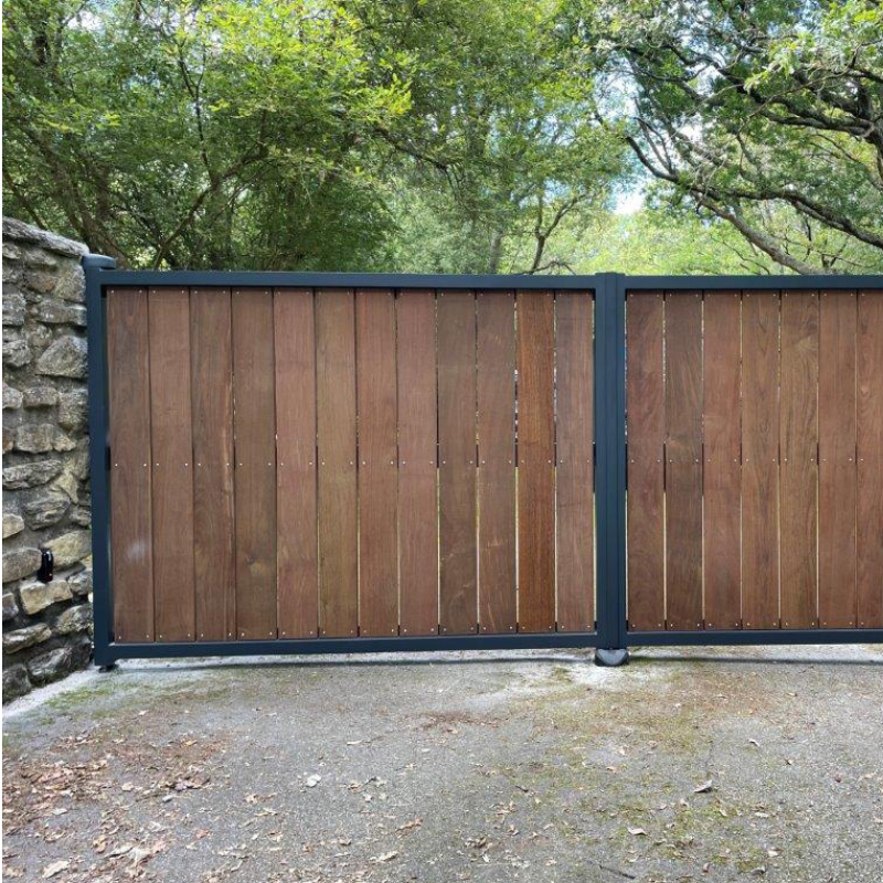 Portail en bois devant les arbres.