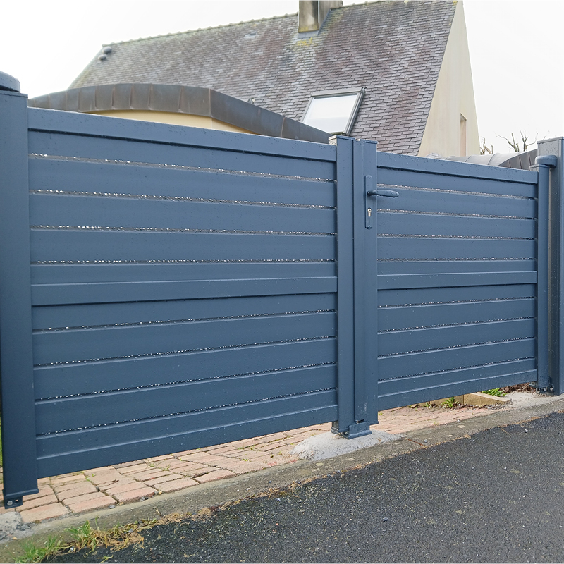 Portail en aluminium bleu devant maison