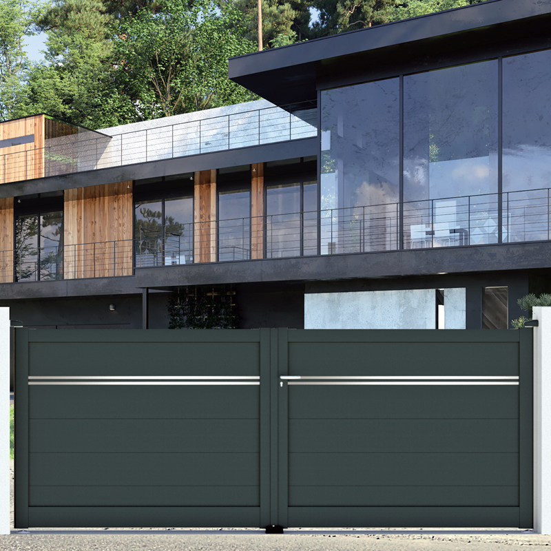 Maison moderne avec portail gris.