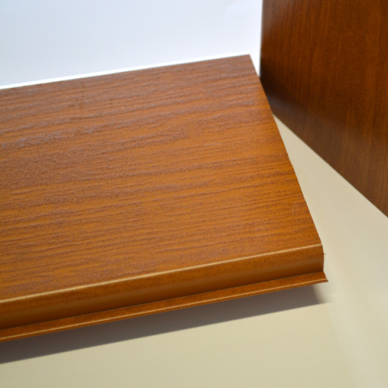 Panneaux en bois stratifié marron clair.