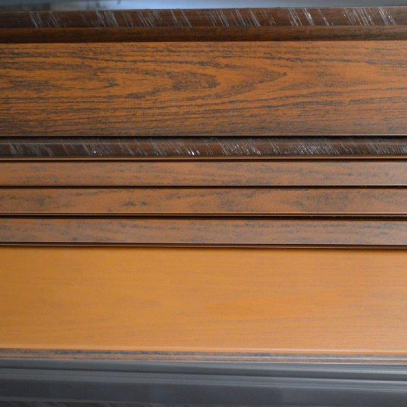 Surface en bois stratifié marron.