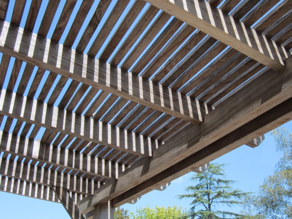 Pourquoi installer une pergola en bois dans votre jardin ?