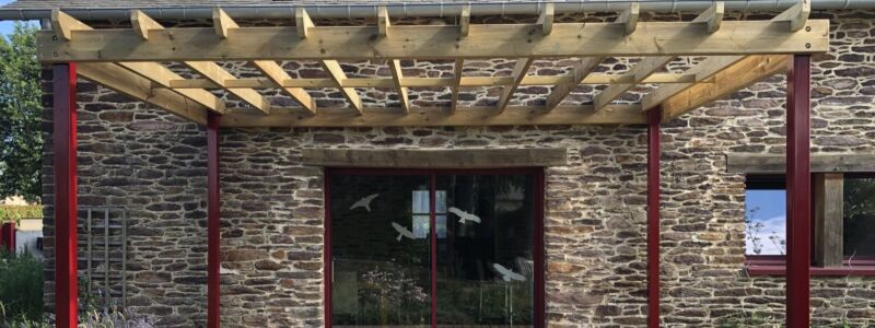 Optimiser les petits espaces urbains avec des pergolas en bois : tendances et conseils