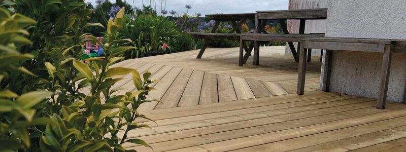 Les secrets pour une terrasse en pin esthétique et durable