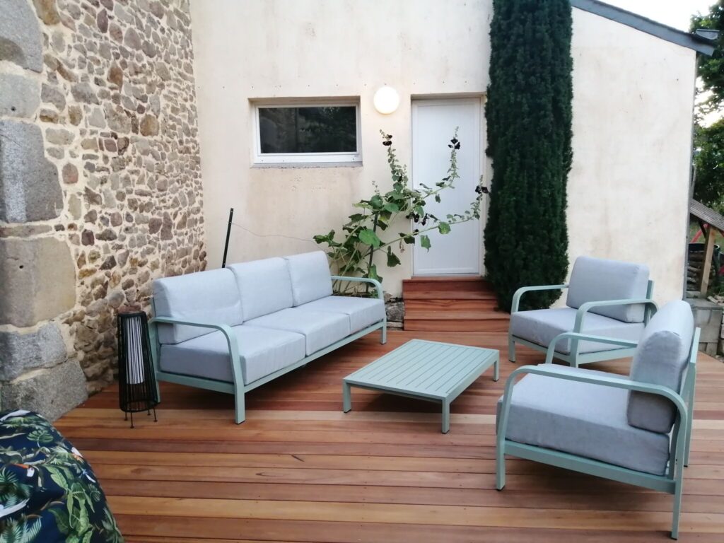 Les avantages d’une terrasse en bois sur plots : pourquoi et comment l’installer ?