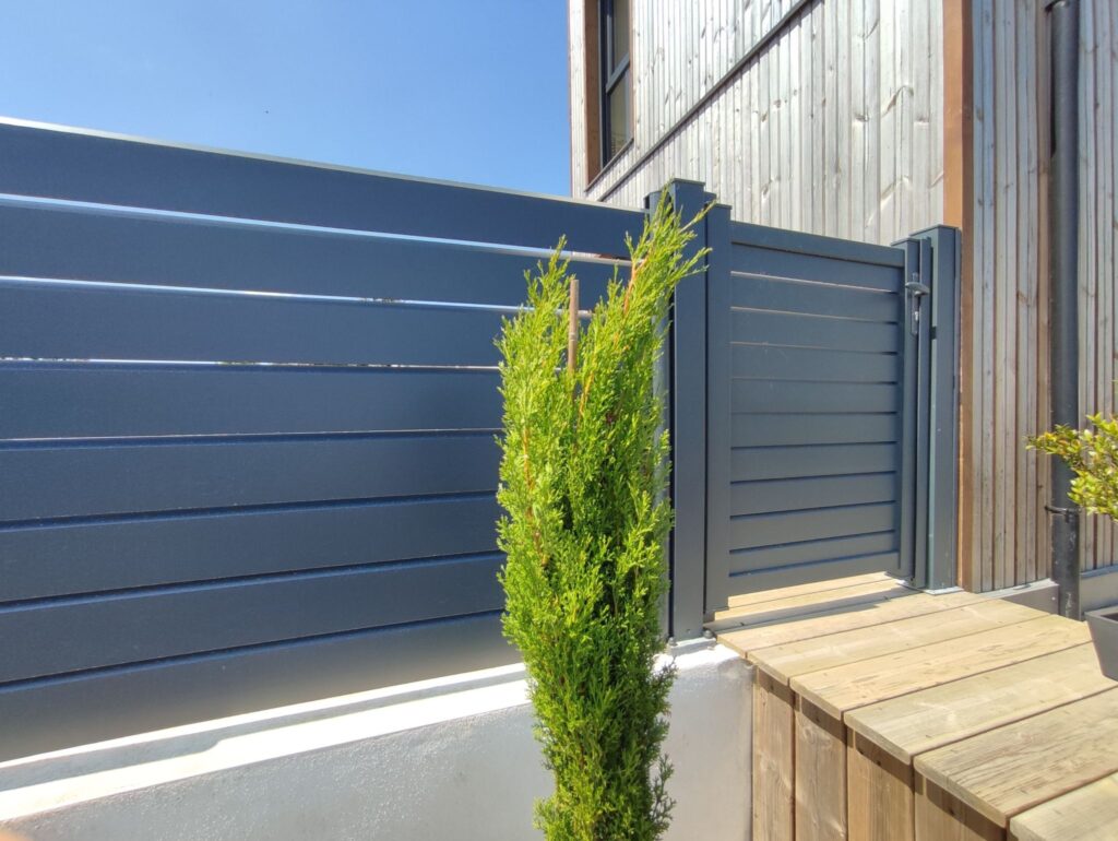 Guide complet pour choisir la clôture en alu parfaite : style, installation et entretien