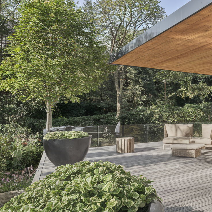 Comment intégrer la nature à sa terrasse en bois pour un espace frais et écologique ?